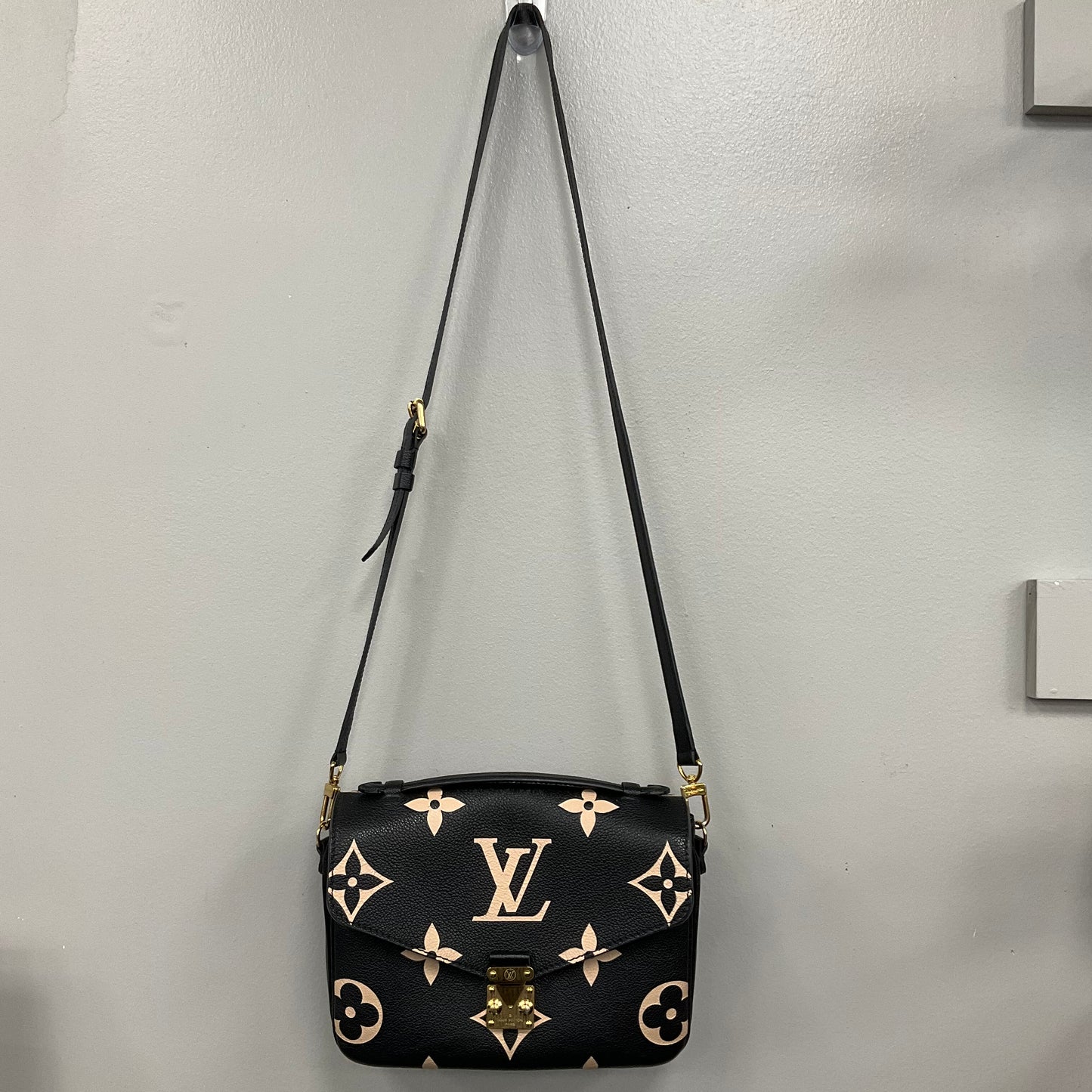 Pochette Metis Crossbody Luxury Designer By Louis Vuitton In Black & Cream, Size:Medium