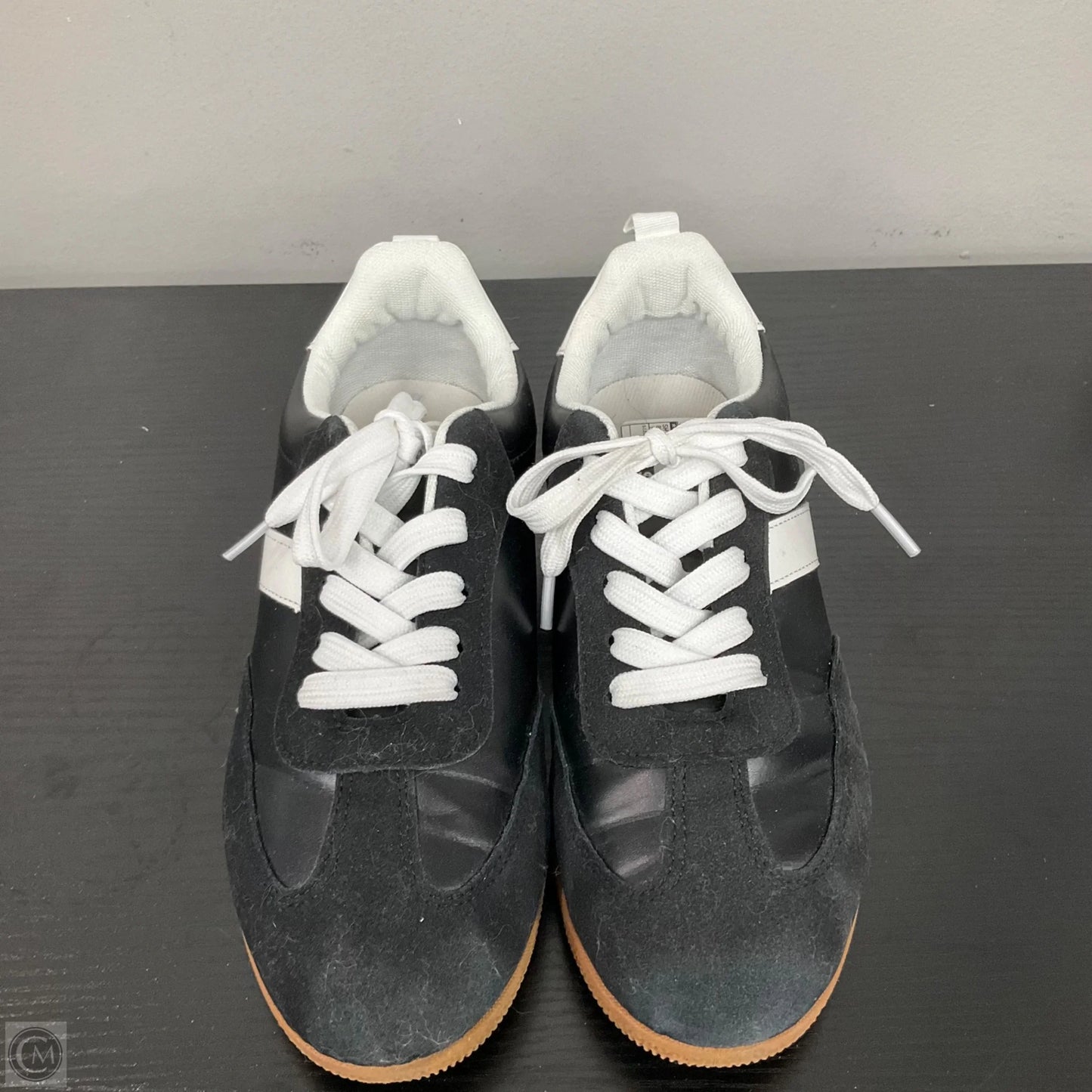 Shoes Sneakers By Clothes Mentor In Black, Size: 8