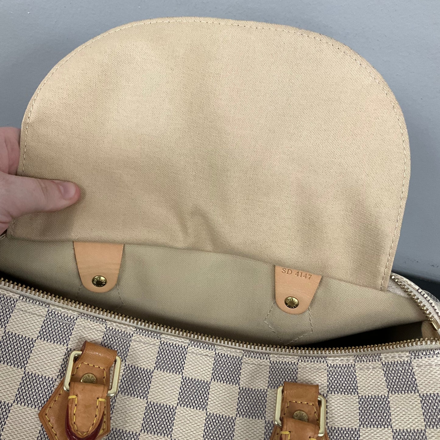 Handbag Luxury Designer By Louis Vuitton In Cream, Size:Medium