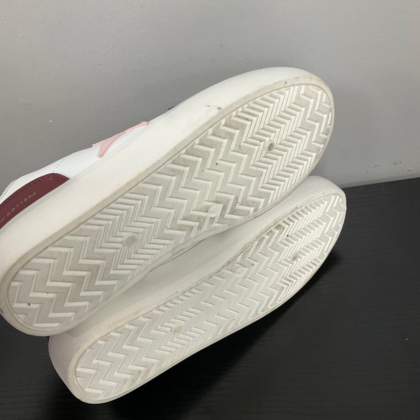 SHOES SNEAKERS by VINTAGE HAVANA In RED & WHITE, Size: 9