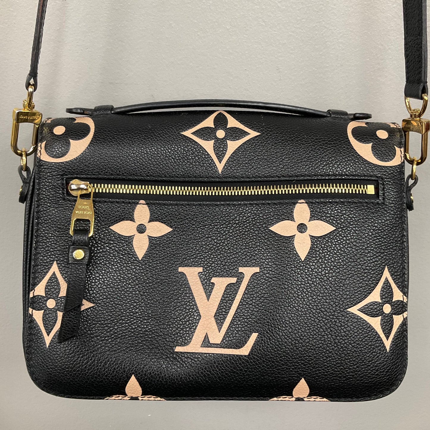 Pochette Metis Crossbody Luxury Designer By Louis Vuitton In Black & Cream, Size:Medium