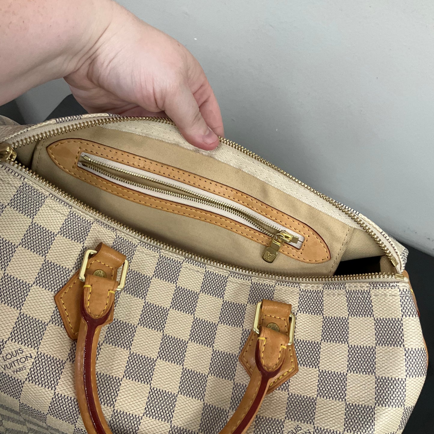 Handbag Luxury Designer By Louis Vuitton In Cream, Size:Medium