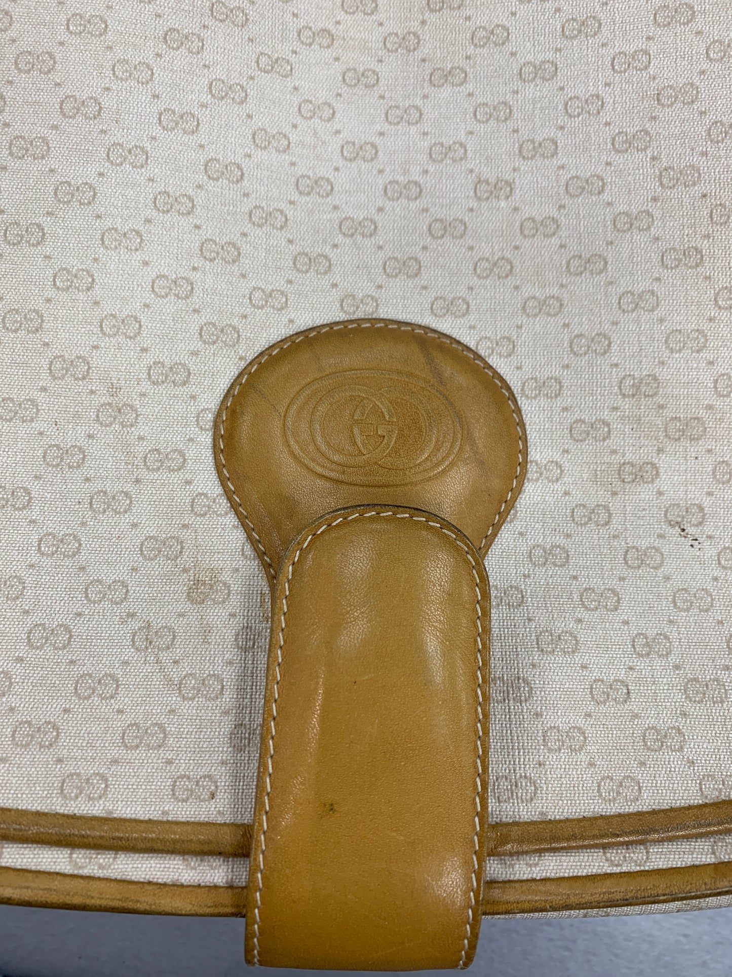 Crossbody Luxury Designer By Gucci, Size: Medium