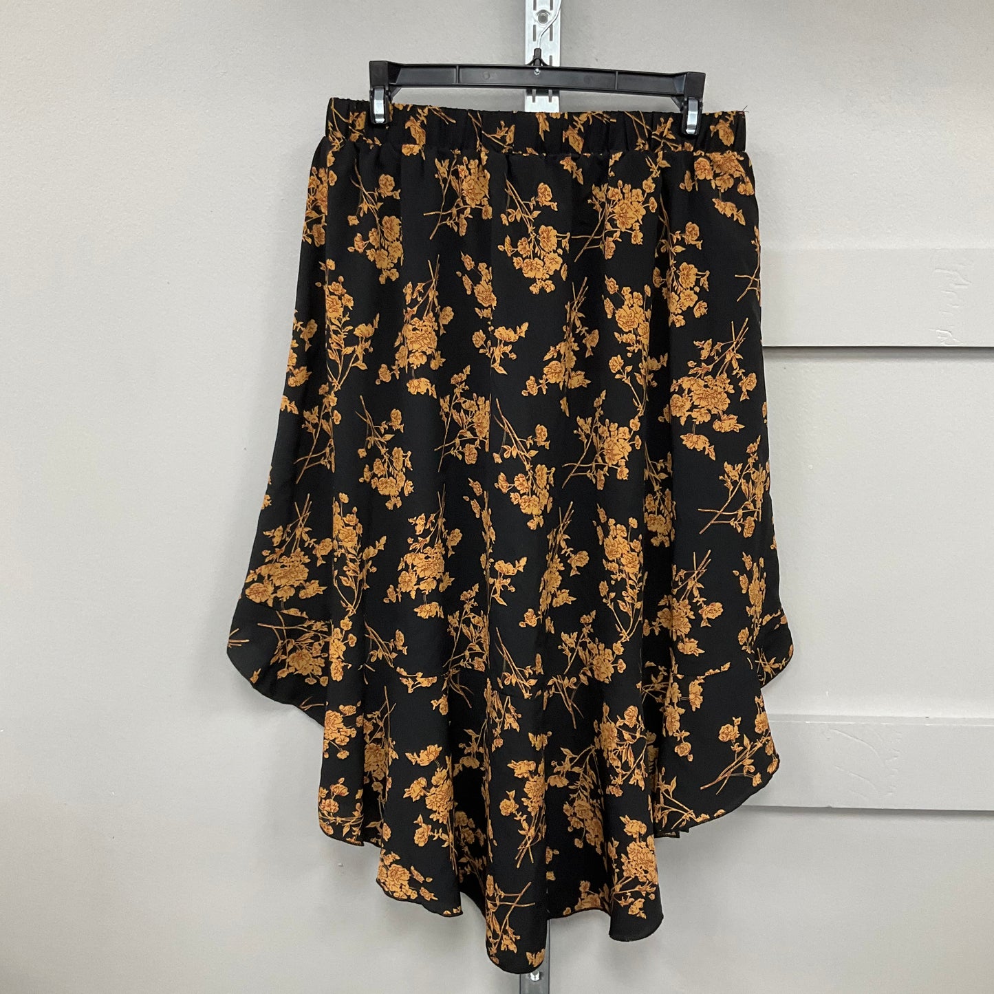 Skirt Midi By Clothes Mentor  Size: M