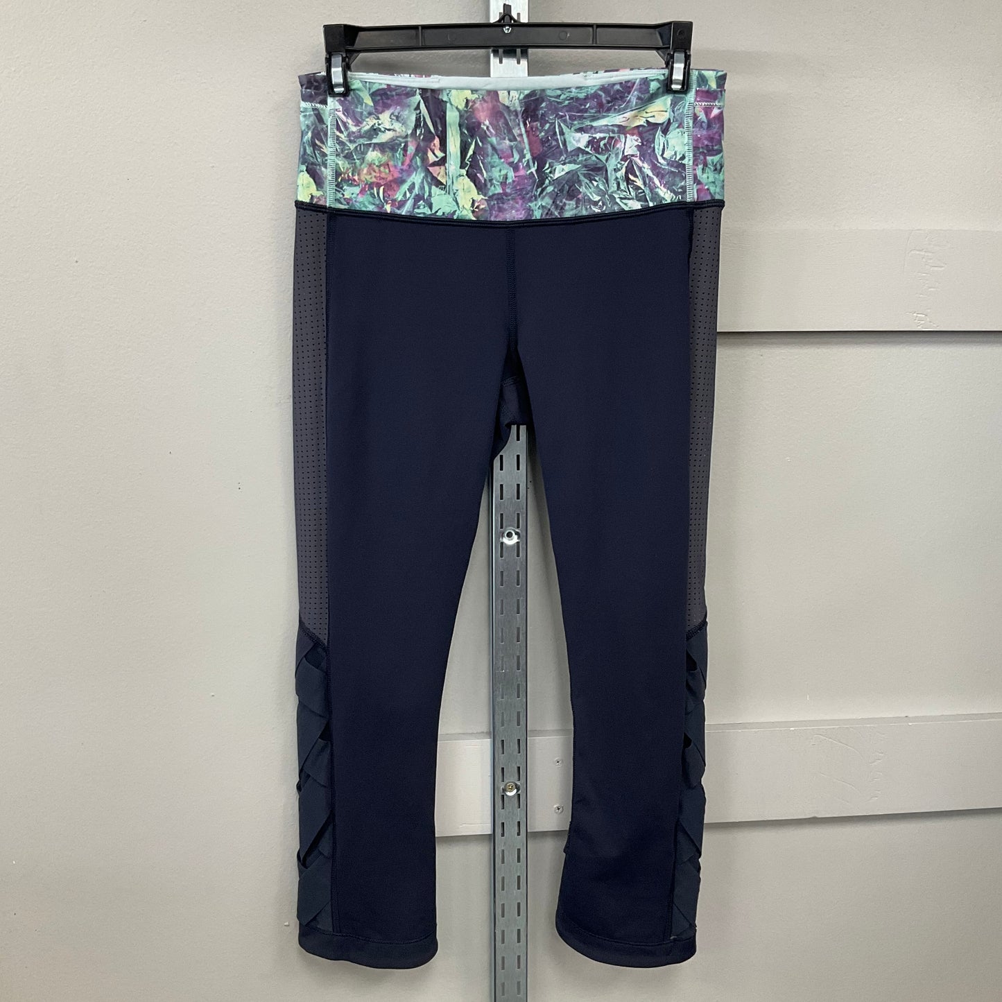 ATHLETIC LEGGINGS CAPRIS by LULULEMON In NAVY, Size: 6