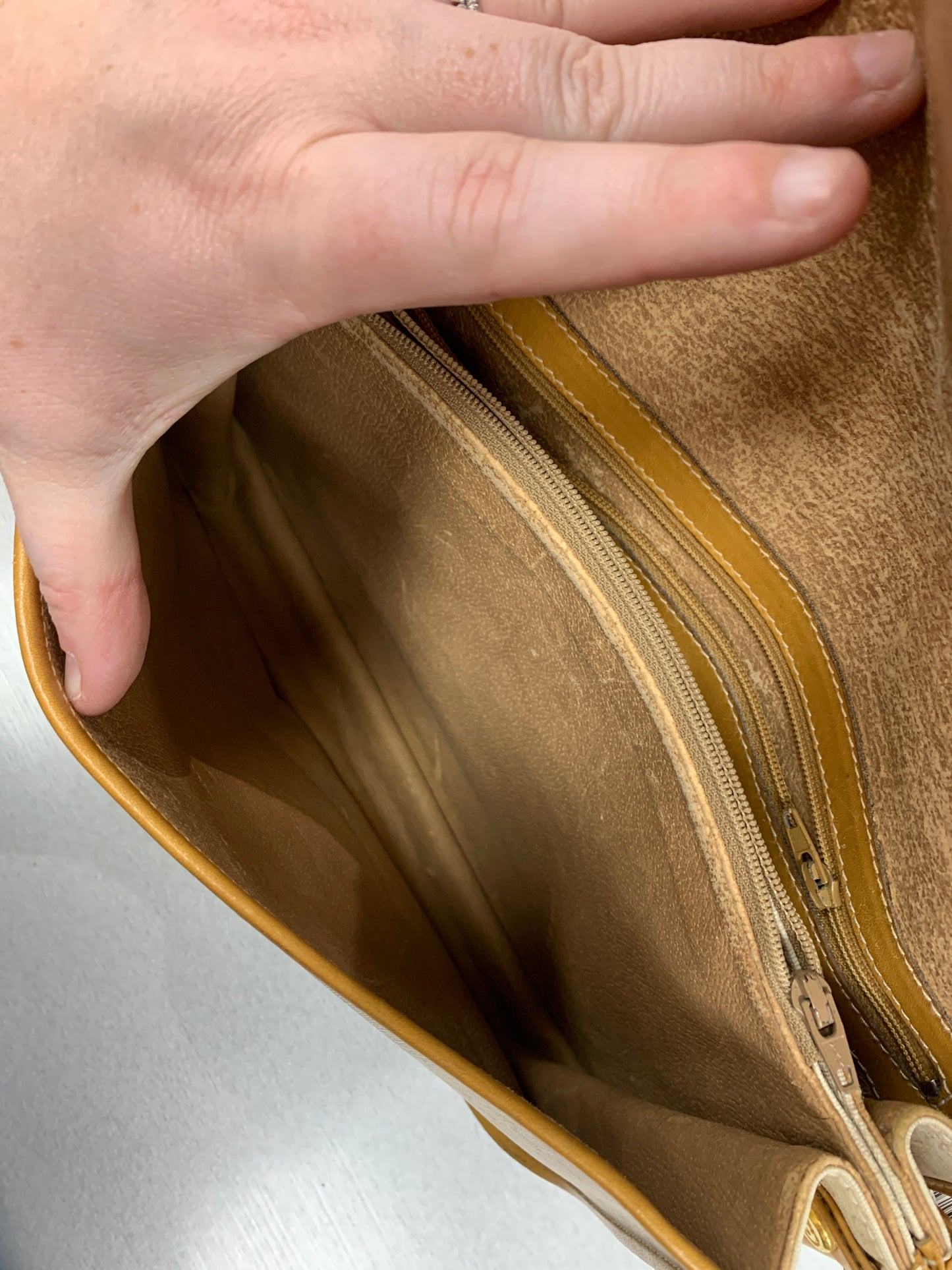 Crossbody Luxury Designer By Gucci, Size: Medium