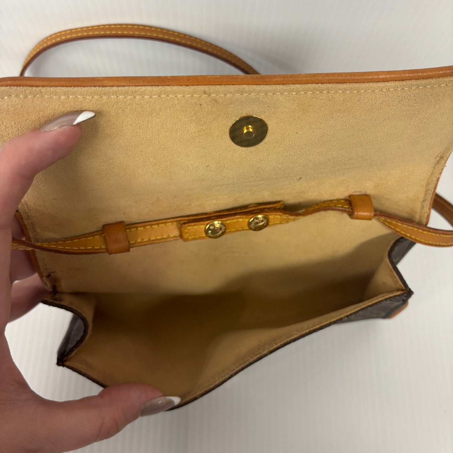 Crossbody Luxury Designer By Louis Vuitton, Size: Small
