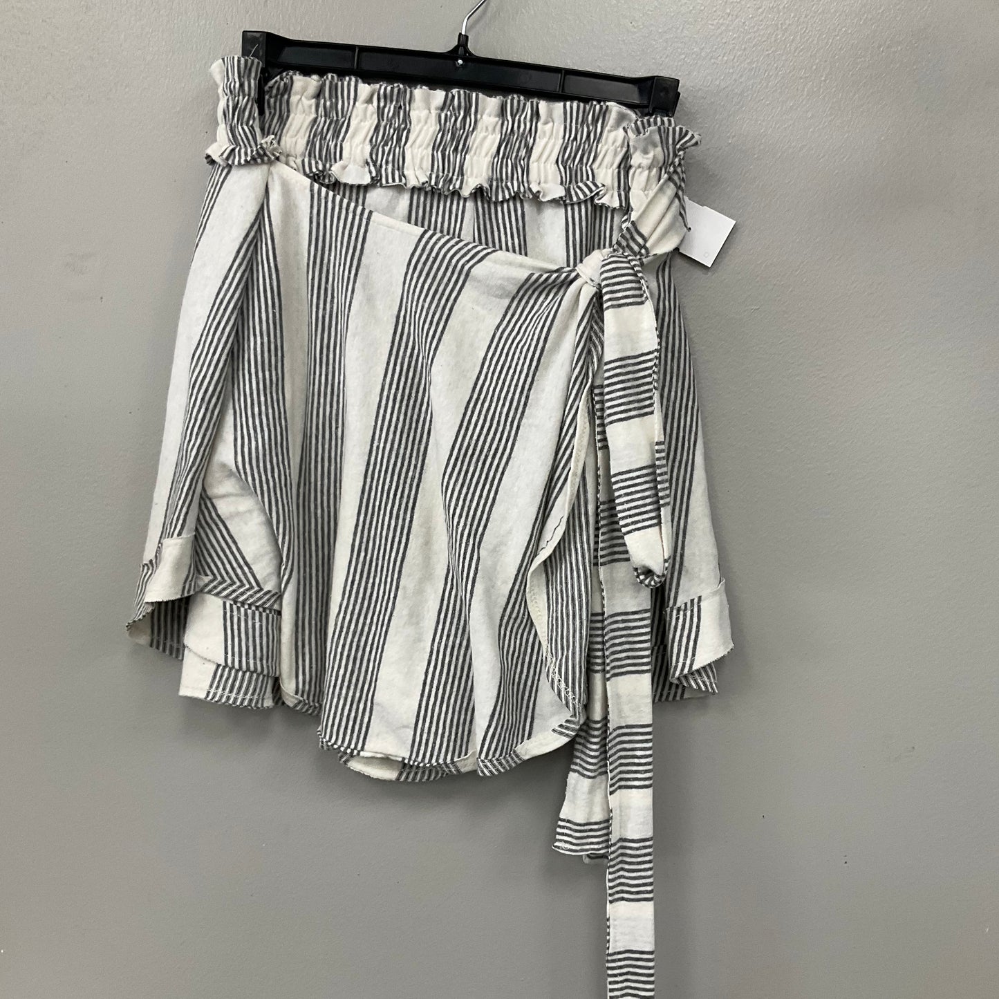 SHORTS by FREE PEOPLE In GREY & WHITE, Size: M