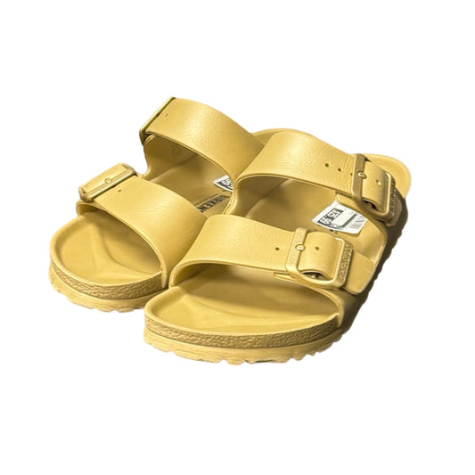 Sandals Flats By Birkenstock In Gold, Size: 6