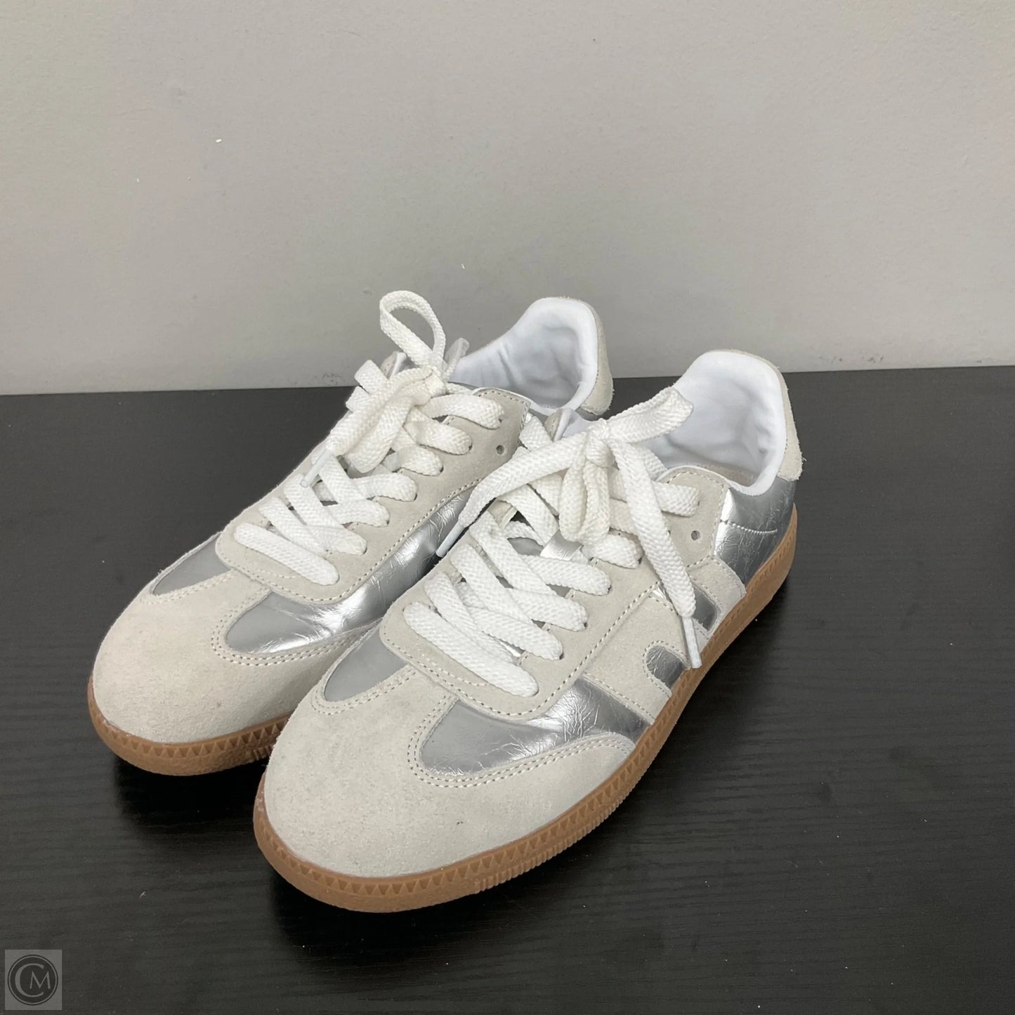 Shoes Sneakers By Clothes Mentor In Silver, Size: 6.5