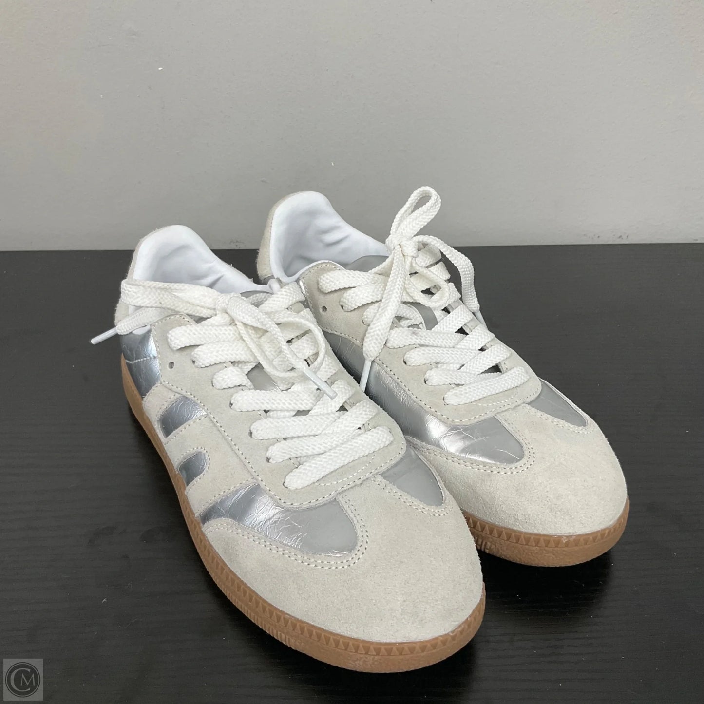 Shoes Sneakers By Clothes Mentor In Silver, Size: 6.5