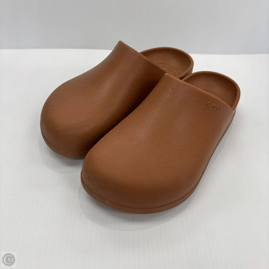 Shoes Flats By Crocs In Brown, Size: 7