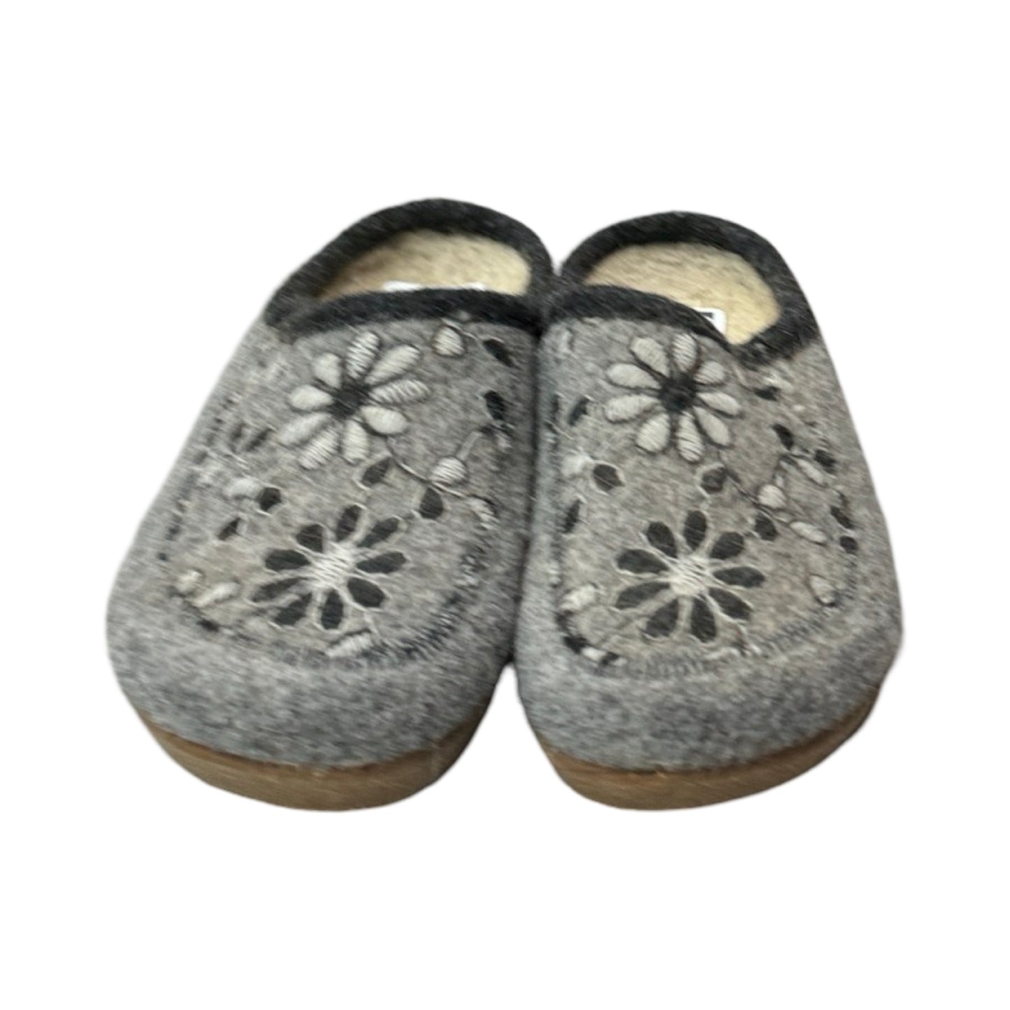 Shoes Flats By Taos In Grey, Size: 5.5