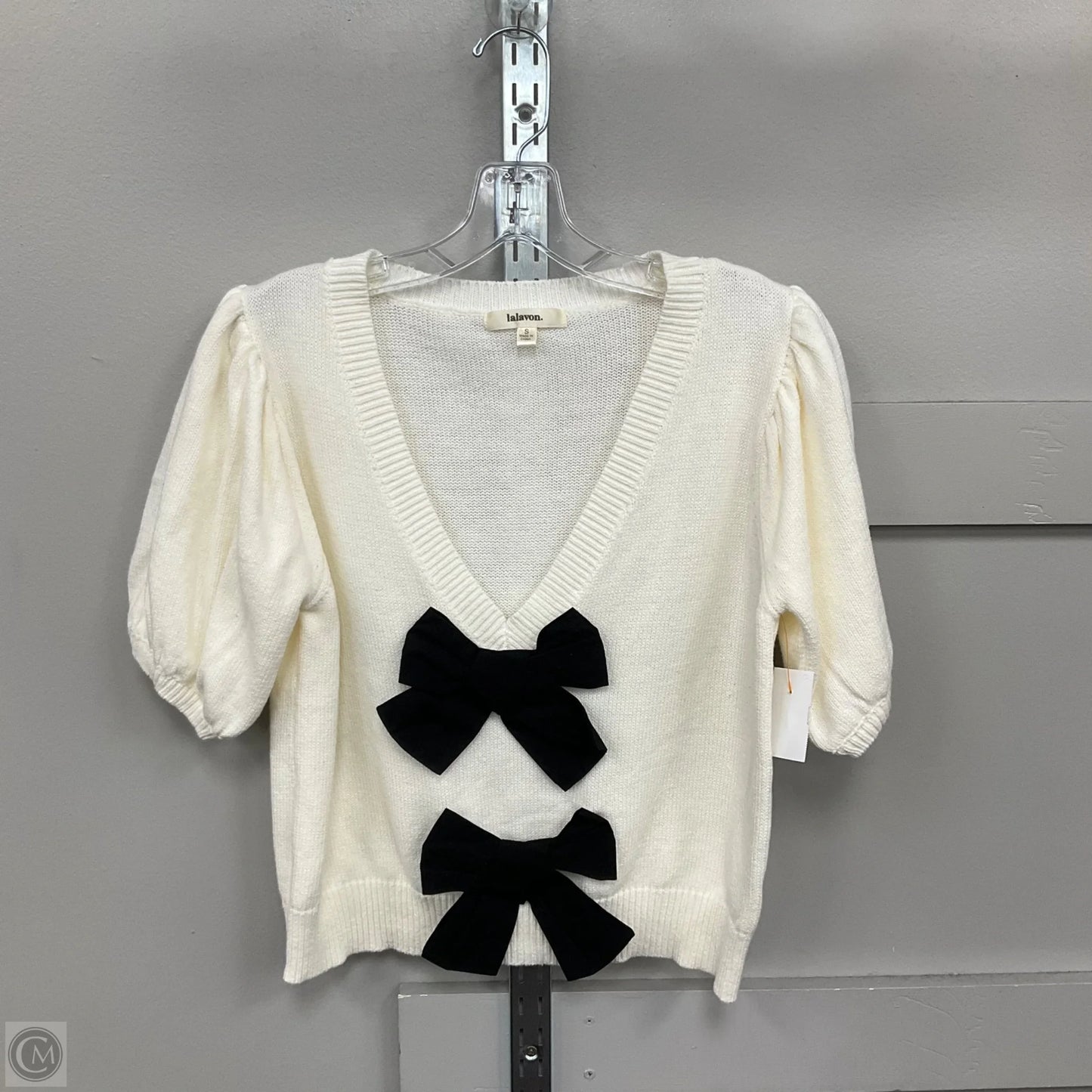 Sweater Short Sleeve By Clothes Mentor In White, Size: S