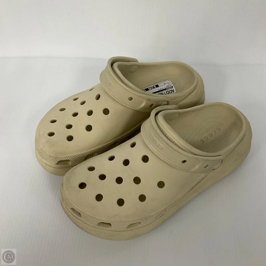 Sandals Flats By Crocs In Beige Size: 10