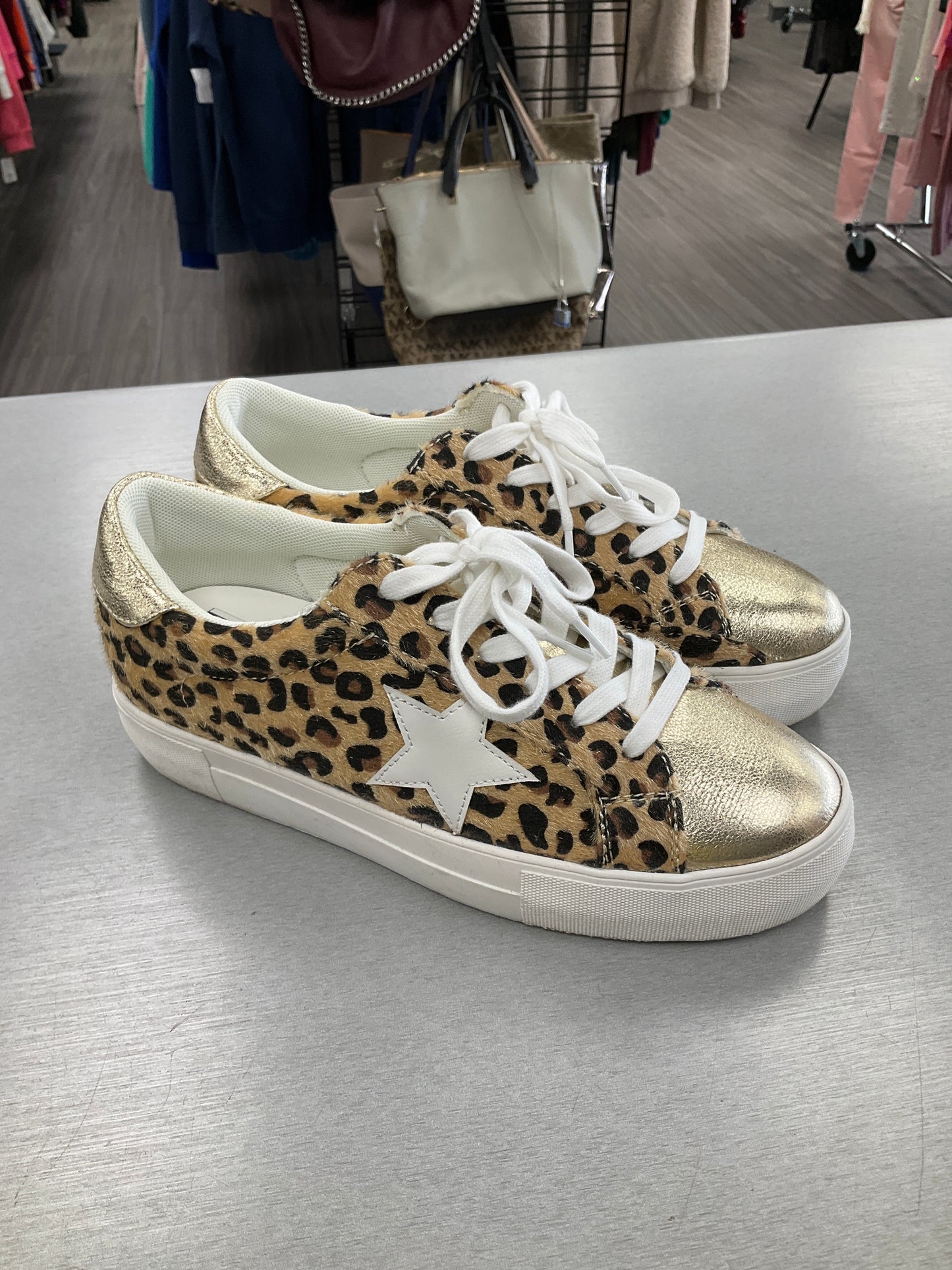 Shoes Sneakers By Clothes Mentor In Animal Print, Size: 8