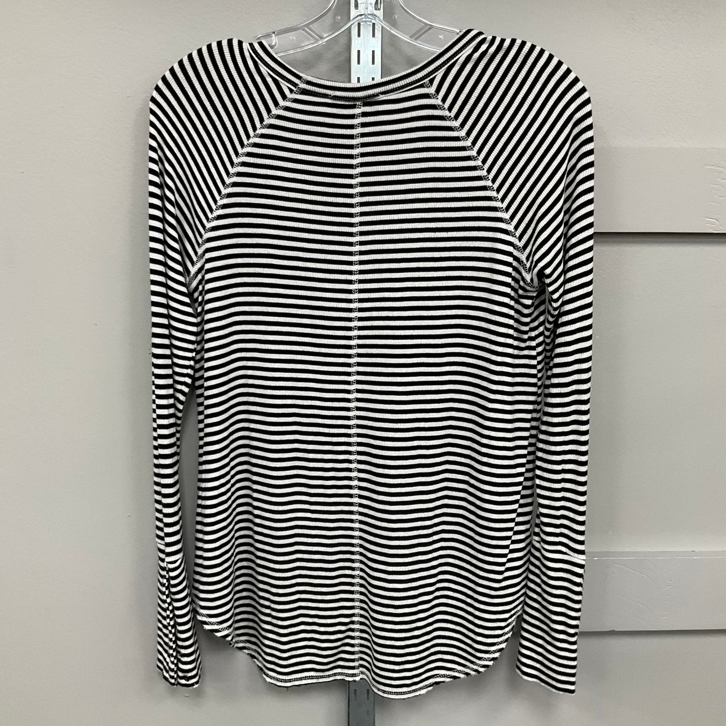 Top Long Sleeve By Evereve In Striped Pattern, Size: Xs