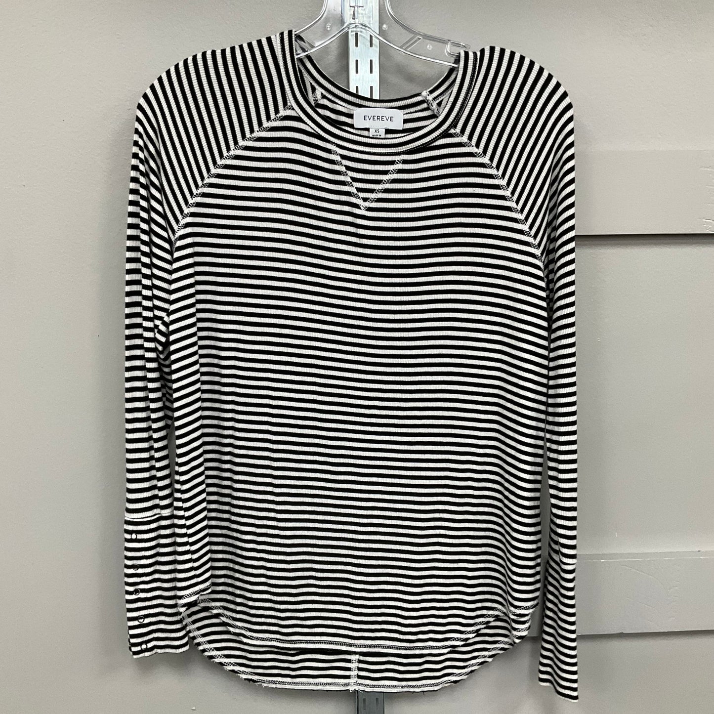 Top Long Sleeve By Evereve In Striped Pattern, Size: Xs