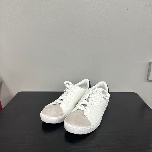 Shoes Sneakers By Universal Thread In White, Size: 9.5