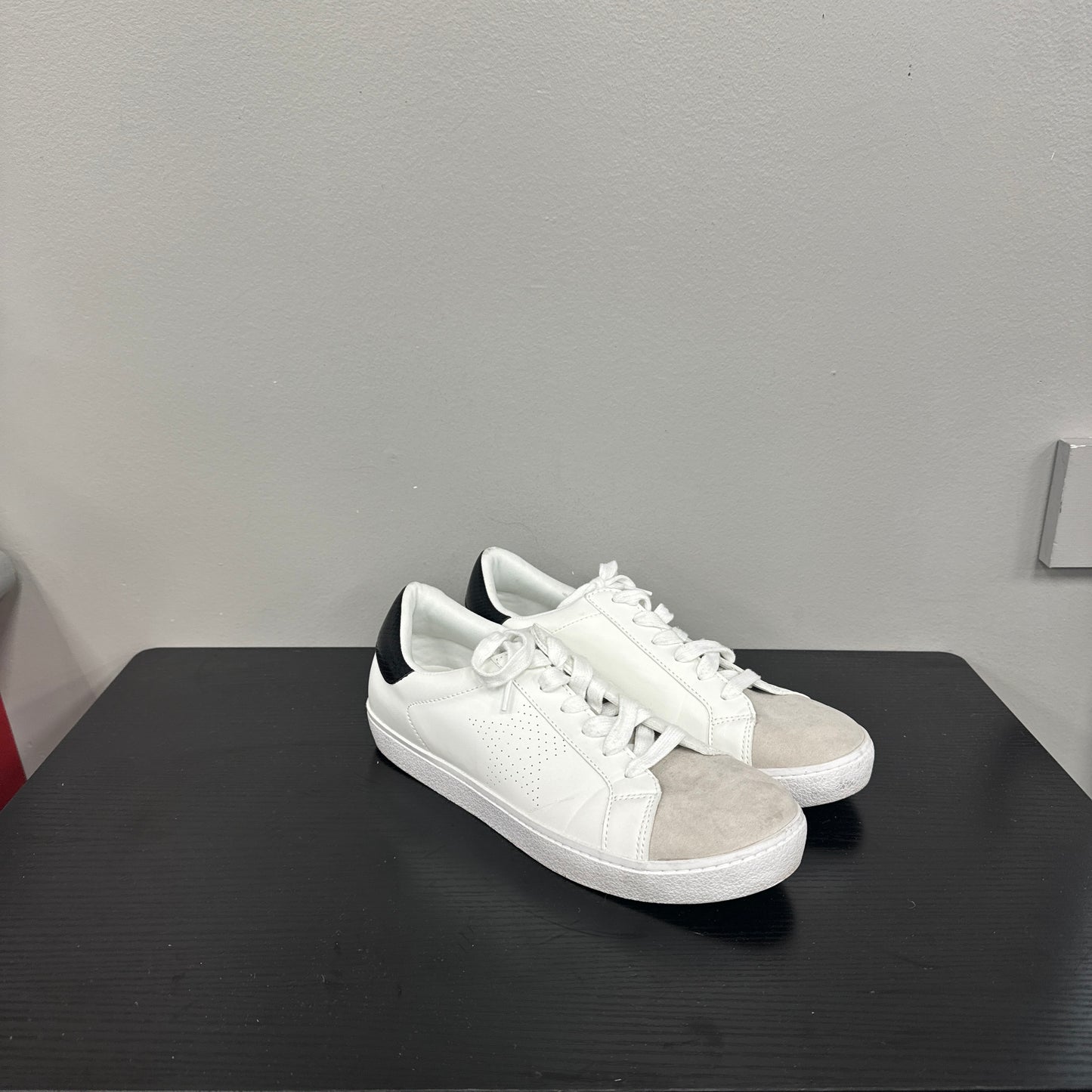 Shoes Sneakers By Universal Thread In White, Size: 9.5