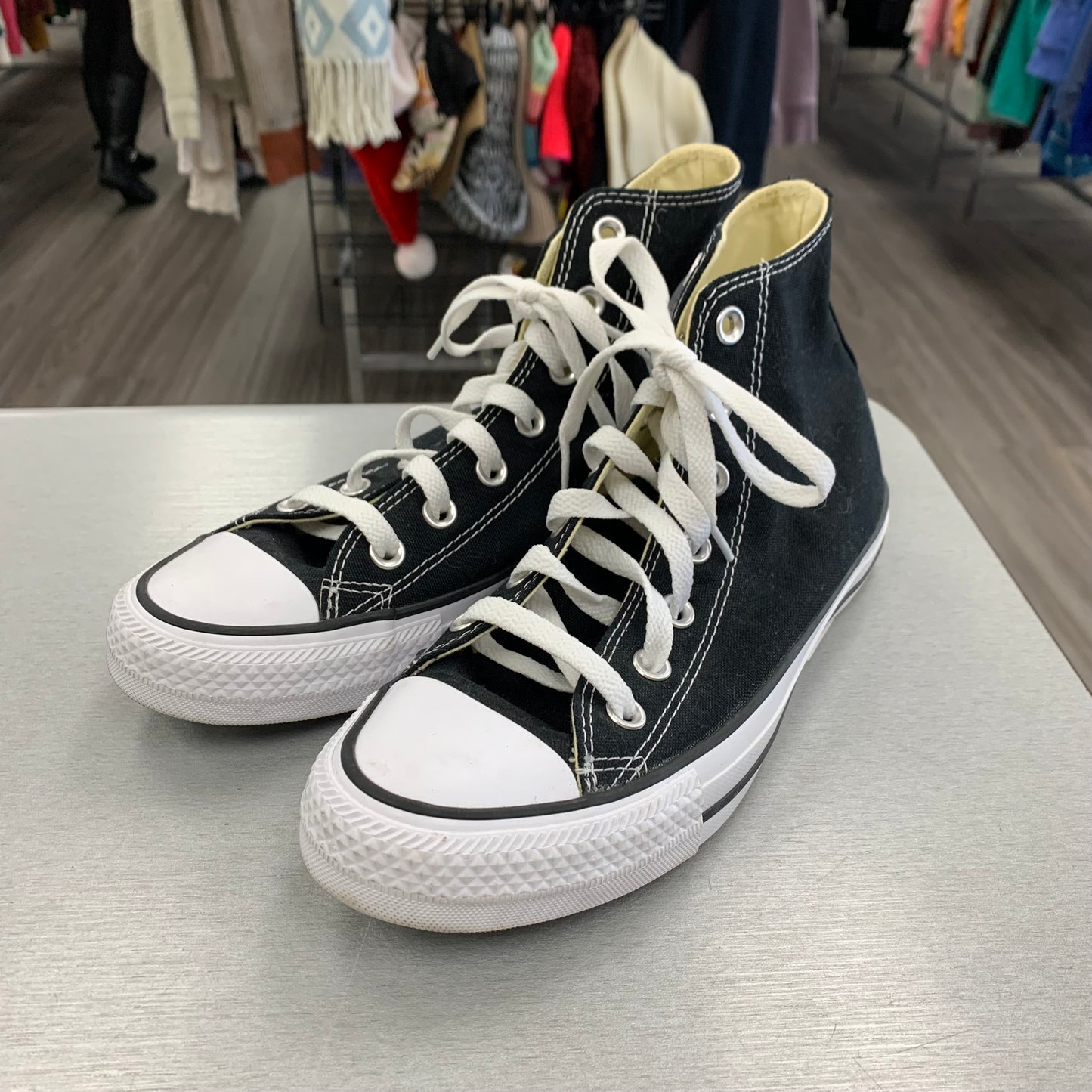 Shoes Sneakers By Converse In Black & White, Size: 7.5