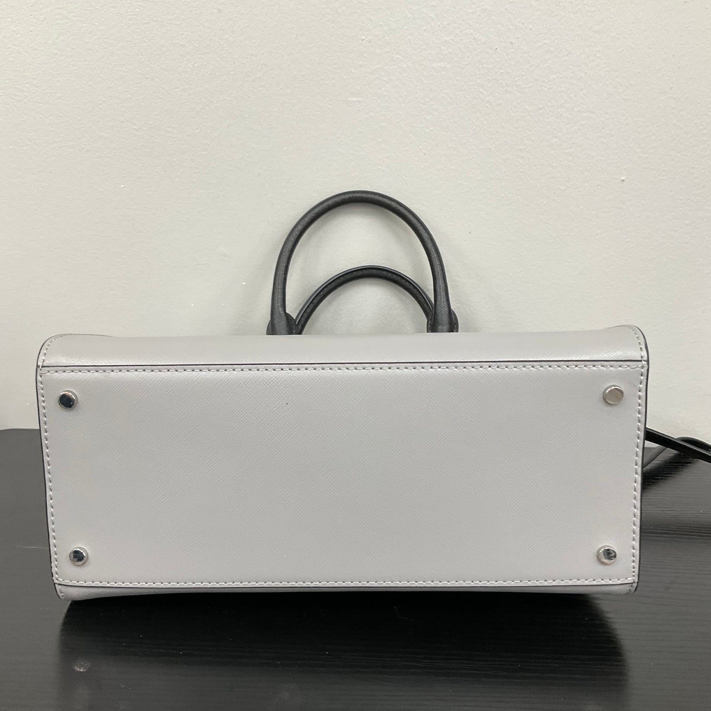 Handbag Designer By Kate Spade In Grey & White, Size:Medium