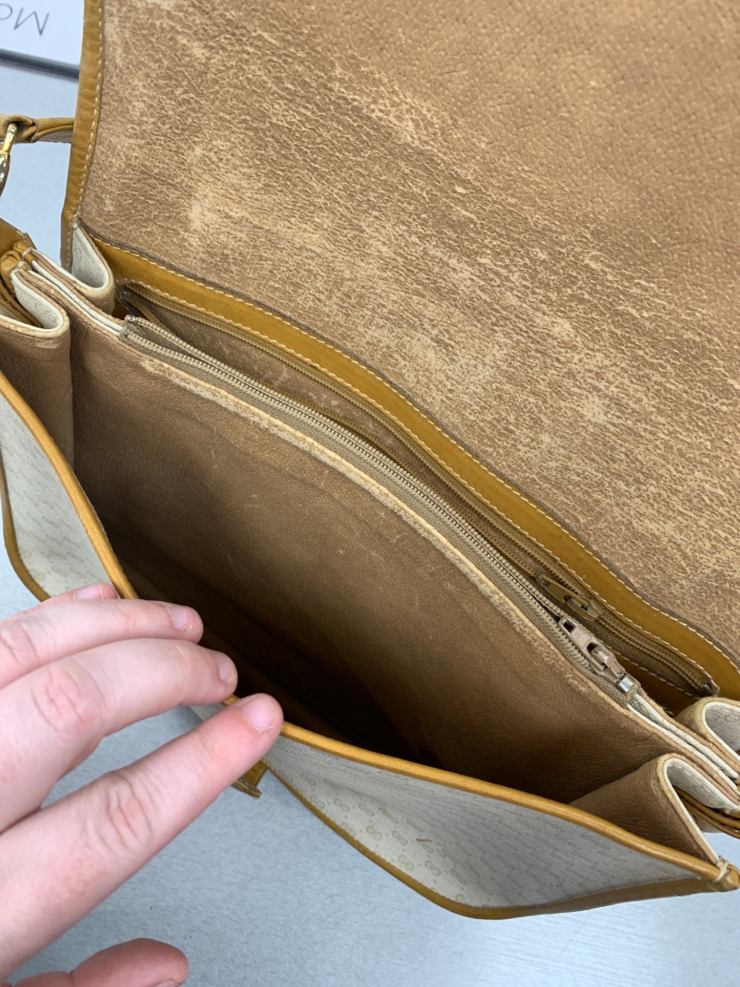 Crossbody Luxury Designer By Gucci, Size: Medium