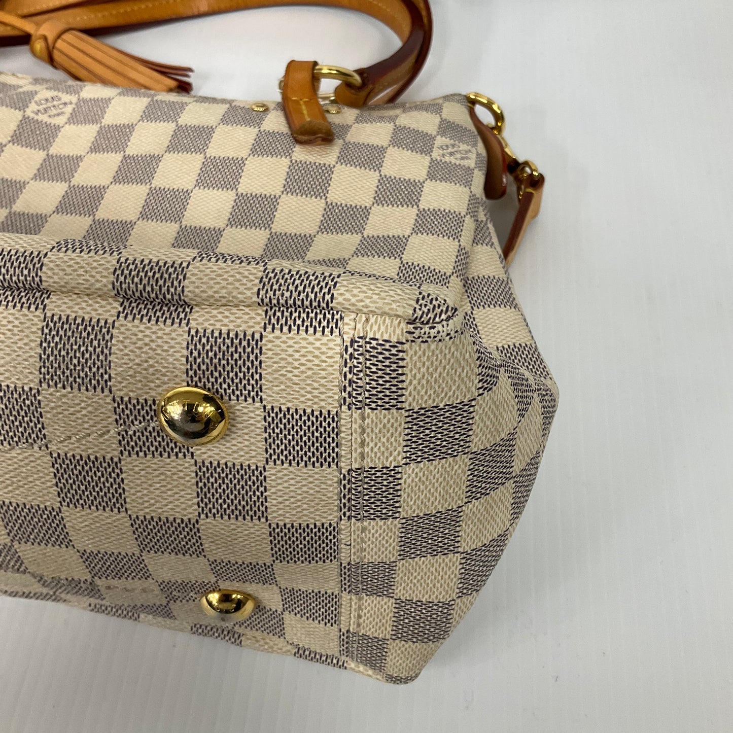 Handbag Luxury Designer By Louis Vuitton, Size: Medium