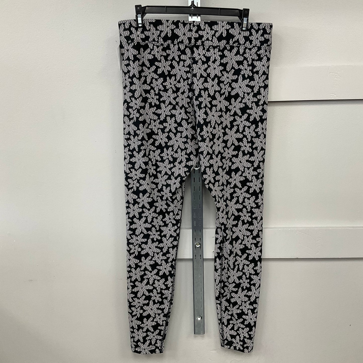 Athletic Leggings By Nike Apparel In Floral Print, Size:L