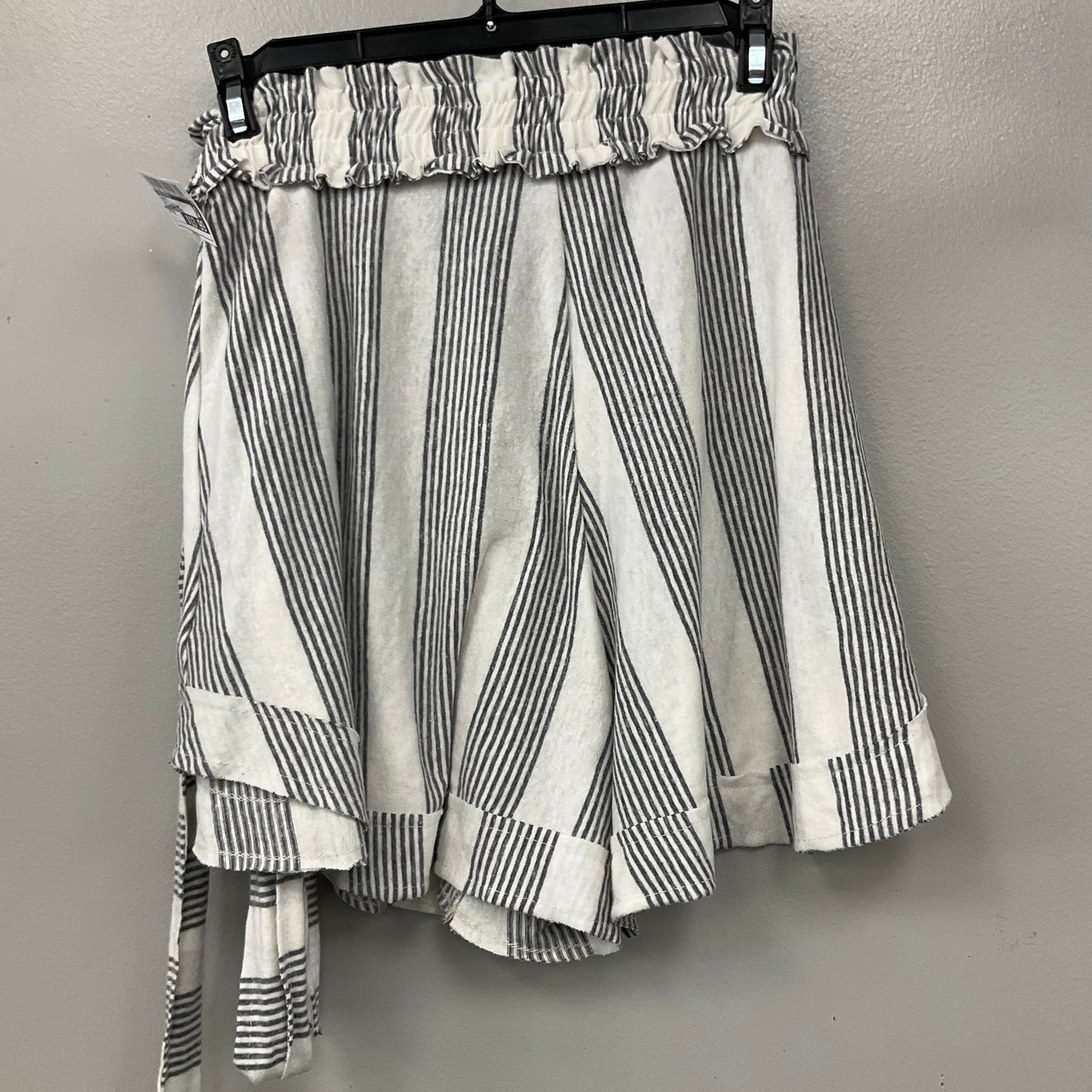 SHORTS by FREE PEOPLE In GREY & WHITE, Size: M