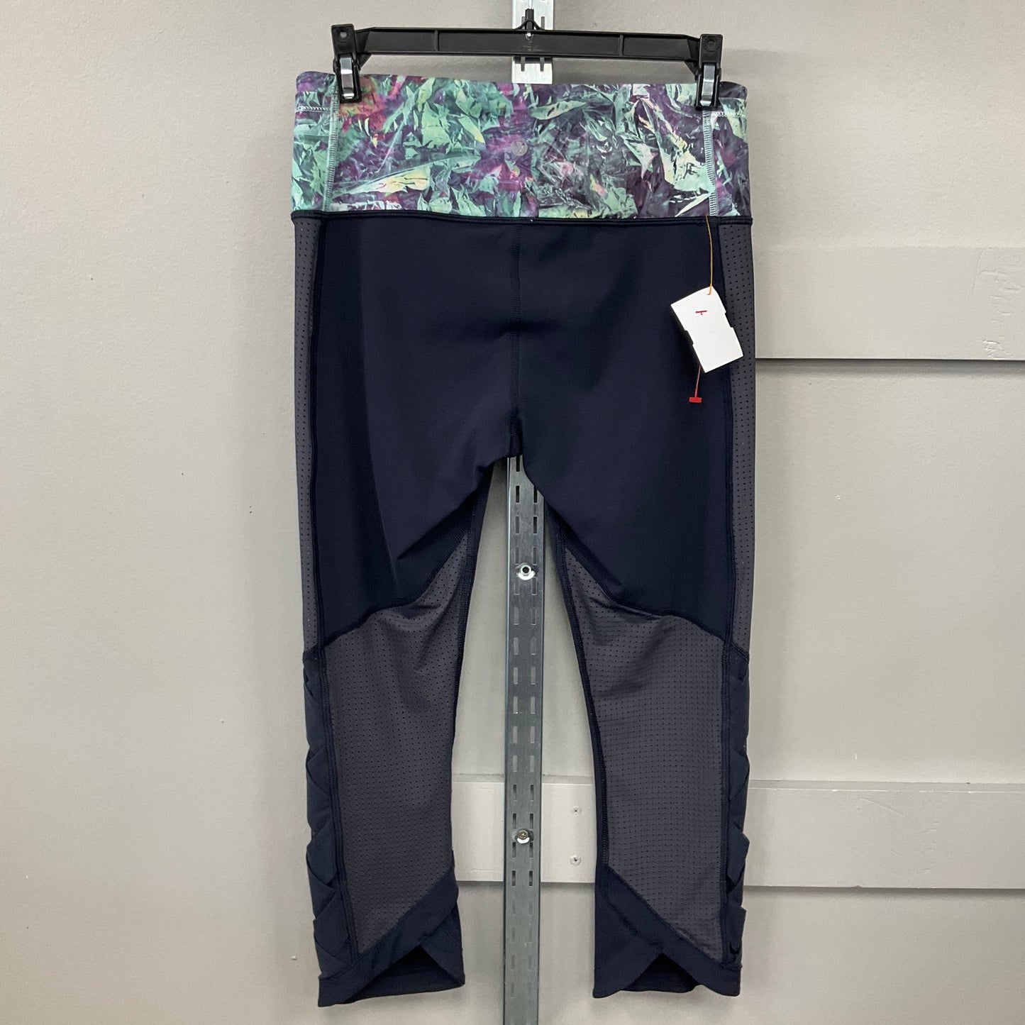 ATHLETIC LEGGINGS CAPRIS by LULULEMON In NAVY, Size: 6