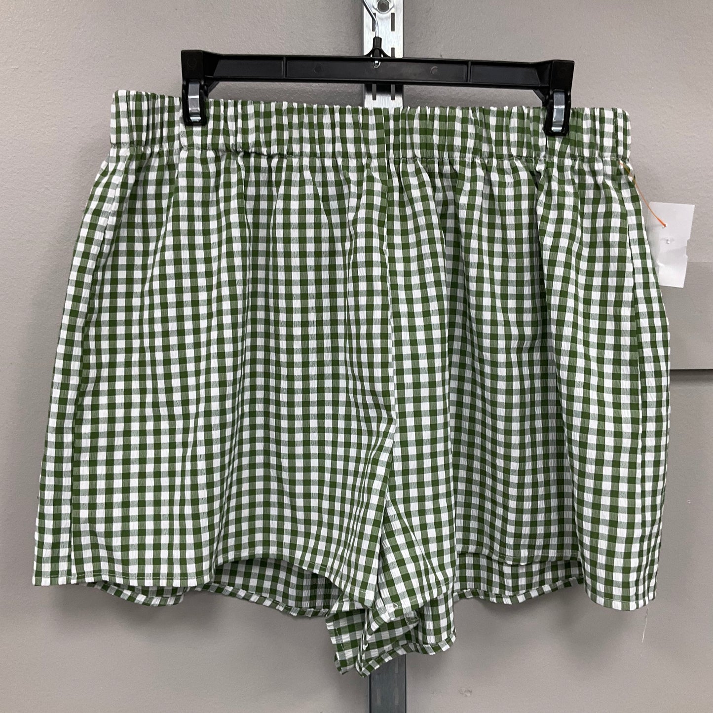 SHORTS by SHEIN In CHECKERED PATTERN, Size: 1X