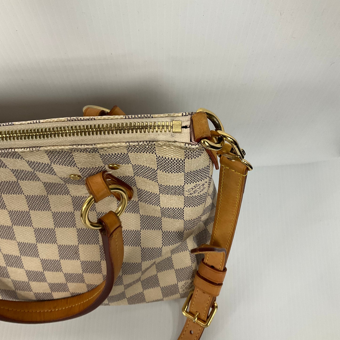 Handbag Luxury Designer By Louis Vuitton, Size: Medium